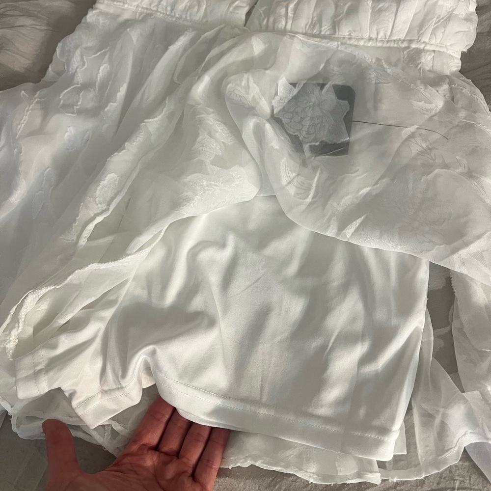 ❗️*SOLD*❗️ Lulu’s White lace NWT dress/Romper, bachelorette - Picture 2 of 7
